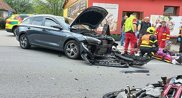 Na Frýdecko-Místecku se stetl motorká s osobním automobilem.