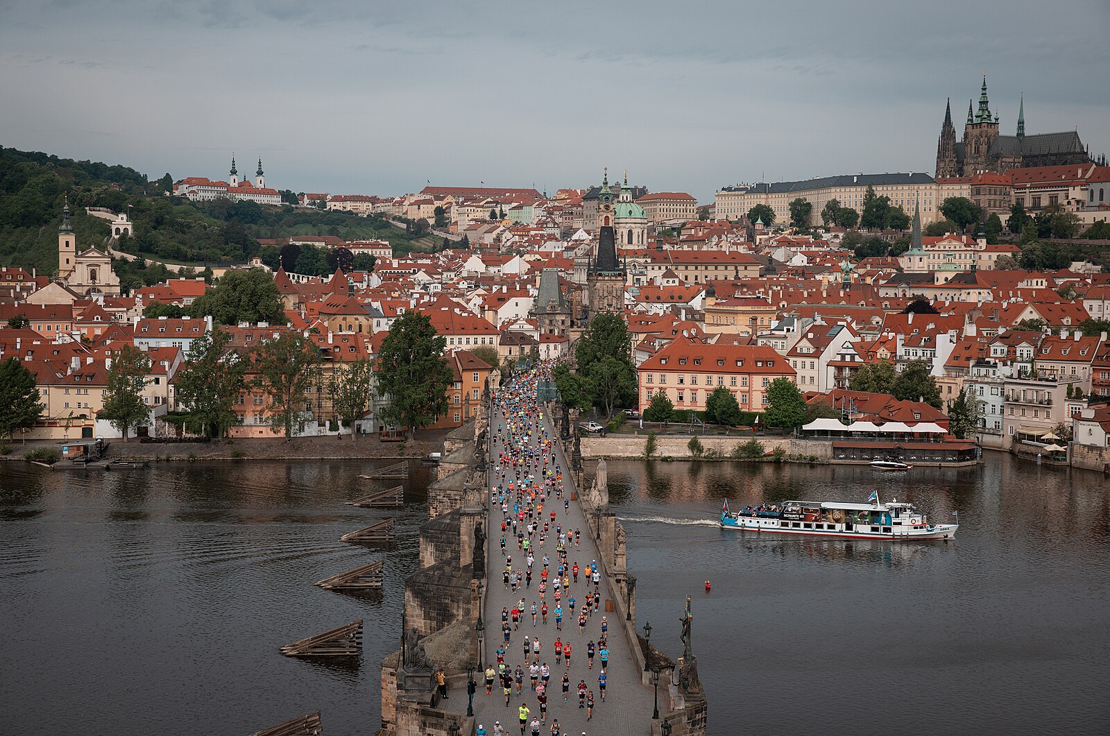 Pražský maraton 2026: Kdy a kudy se poběží. Kde hrozí odtažení auta