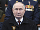 Ruský prezident Vladimir Putin bhem vojenské pehlídky ke Dni vítzství v...