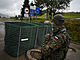 Voják polské armády hlídá na hraniním pechodu v polském Zwardoni. (9. íjna...