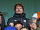 Zpvák Ed Sheeran sleduje zápas Ipswiche ve druhé anglické lize Championship.