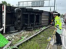 Na druhm kilometru Praskho okruhu u Jesenice havarovalo nkladn auto, kter...