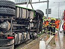 Na druhm kilometru Praskho okruhu u Jesenice havarovalo nkladn auto, kter...