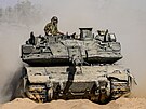 Izraeltí vojáci na základn u hranic s Pásmem Gazy (5. kvtna 2024)