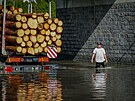 Hasii a policist pomhali vythnout auta, kter zstala stt v lagun pod...