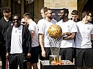 Origin�ln� putovn� trofej pro v�t�ze nejvy��� �esk� basketbalov� sout�e...