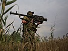 Ukrajinský voják drí protiletadlovou stelu Stinger na pozici v pední linii v...