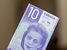 Kanadská desetidolarová bankovka, která je vertikáln orientovaná, vstoupila do...
