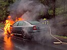 Plameny zashly motorovou st vozidla, pravdpodobnou pinou poru byla...