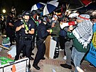 Na Kalifornské univerzit v Los Angeles (UCLA) eskalovaly demonstrace píznivc...