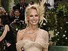 Pamela Andersonová na Met Gala v New Yorku (6. kvtna 2024)