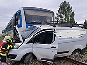 V TurnovÄ na přejezdu se střetl vlak s autem, zranÄn­ utrpÄl řidiÄ vozu