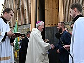 Biskup Konzbul vysvÄtil novou kapli v NesvaÄilce, přihl­žely stovky lid­
