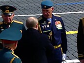 Vedoucí pehlídkových jednotek na Rudém námstí nepozdravili Putina