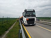Nehoda cisterny s argonem na 70.km D11 u N.Msta uzavela smr z Prahy na...