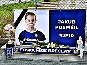 Pietní místo ped stadionem Slovanu Beclav na poest dvanáctiletého...