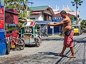 Mu polévá silnici vodou bhem horkého poasí v Manile. (28. dubna 2024)