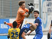 Liberecký branká� Hugo Jan Ba�kovský sbírá mí� p�ed Abdallahem Gningem z Teplic.