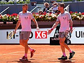 Adam Pavlásek (vlevo) a Uruguayec Ariel Behar se hecují na turnaji v Madridu.