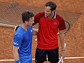 Ruský tenista Daniil Medvedv (vpravo) oznamuje Jiímu Lehekovi, e kvli...