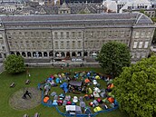 Protestní tábor propalestinských student v kampusu univerzity Trinity College...