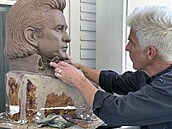 Umlec Kevin Kresse pracuje na hlinné bust Johnnyho Cashe. (23. dubna 2024)