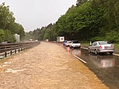 Dálnice D1 smrem na Brno s levým pruhem pod vodou (6. kvtna 2024)
