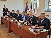 Memorandum o spolupráci v pondlí ráno na chebské radnici svým podpisem...
