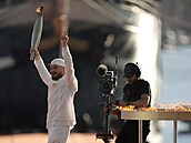 Francouzský rapper Jul zapálil olympijský ohe v Marseille.