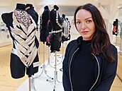 Tanenice Lucie Macková vystavuje extravagantní kostýmy i návrhy v Mstském...
