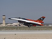 Americký éf letectva Frank Kendall letl experimentální stíhakou F-16, kterou...
