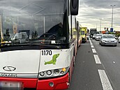 V Chuchli se stetl autobus s osobním vozem (6. kvtna 2024)