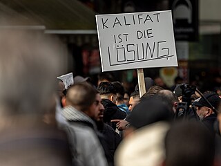 Úastníci islamistického protestu drí ceduli se sloganem Chalífát je eení...