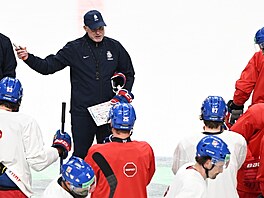 Radim Rulík promlouvá k �eským hokejist�m na tréninku p�ed startem mistrovství...