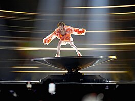 Zp�vák Nemo na druhém semifinále Eurovize 2024