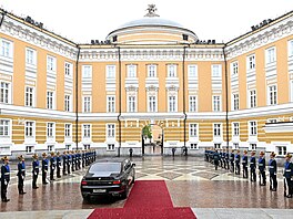 Putinova prezidentská limuzína Aurus Senat L700 na kremelském nádvoí