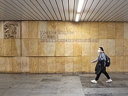 Relif z roku 1978 ve vestibulu stanice metra Hradansk obsahuje npis...