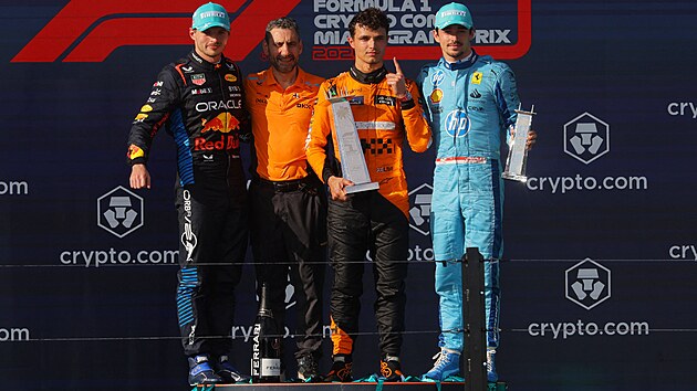 Lando Norris s trofej pro vtze Velk ceny Miami. Vlevo je Max Verstappen, vpravo Charles Leclerc.