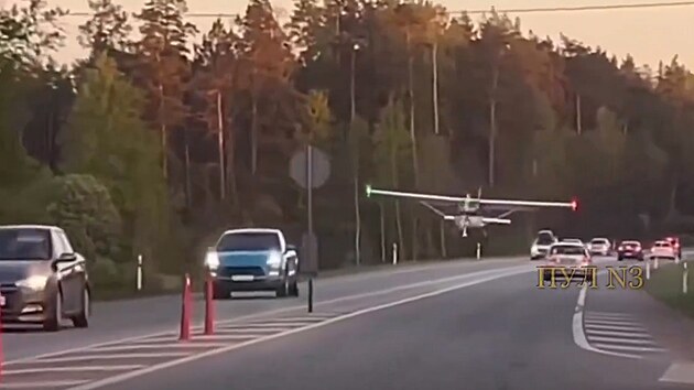 Letadlo nouzov pistlo mezi auty na dlnici v Lotysku