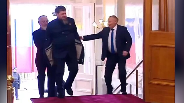 Kadyrov se pi Putinov inauguraci trpil s kabtem, pomhali mu dva mui
