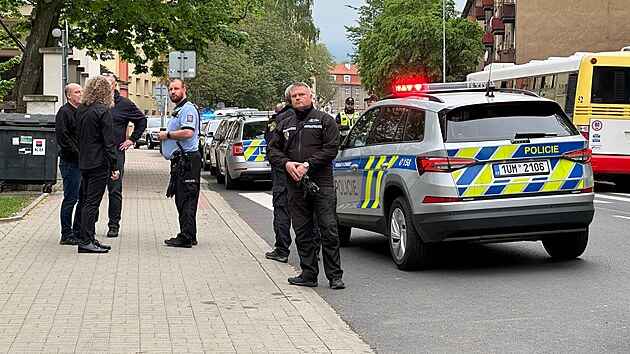 Policist zasahuj u gymnzia v Litvnov. (3. kvtna 2024)