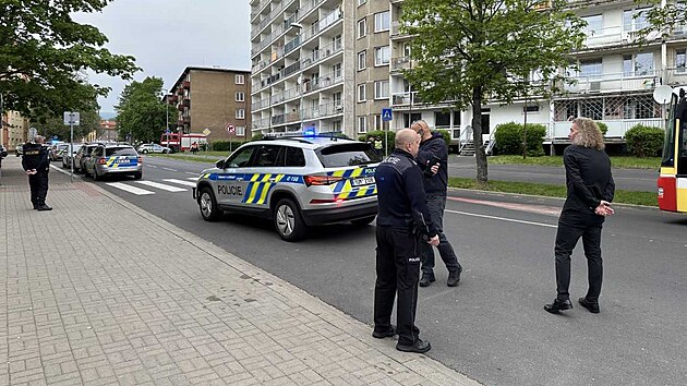 Policist zasahuj u gymnzia v Litvnov. (3. kvtna 2024)