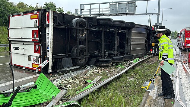 Na druhm kilometru Praskho okruhu u Jesenice havarovalo nkladn auto, kter se pevrtilo na bok. (7. dubna 2024)