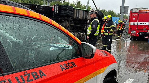 Na druhm kilometru Praskho okruhu u Jesenice havarovalo nkladn auto, kter se pevrtilo na bok. (7. dubna 2024)