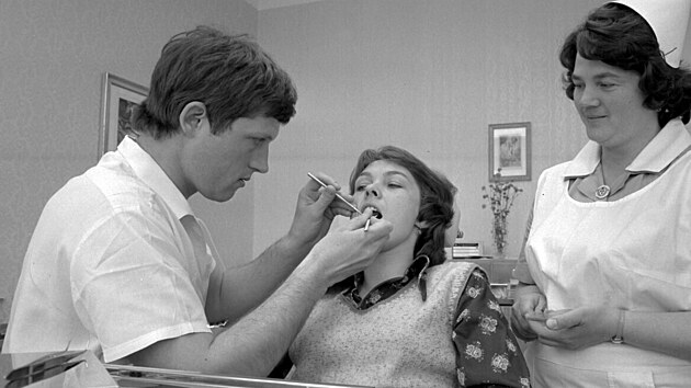 Miroslav Macek coby stomatolog v ordinaci v roce 1977