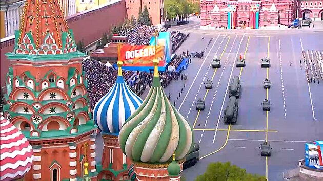 Moskva zaila opulentn vojenskou pehldku, tanky a sthaky burcely nad...