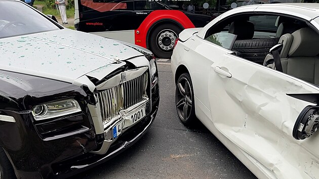 Na praskm Opatov boural Rolls-Royce s BMW, jeho posdka utekla