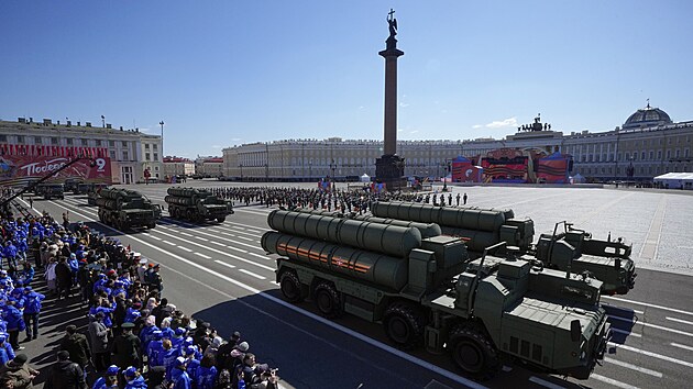 Odpalovac zazen ruskho protiletadlovho raketovho systmu S-400 bhem vojensk pehldky ke Dni vtzstv na Palcovm nmst v Petrohrad. (9. kvtna 2024)