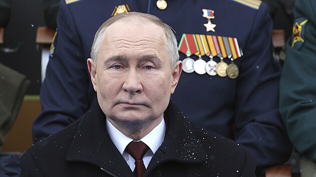Rusk prezident Vladimir Putin bhem vojensk pehldky ke Dni vtzstv v Moskv (9. kvtna 2024)