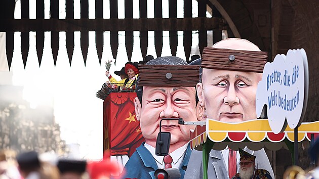 Putin a Si. Vdci Ruska a íny si rozumjí. Jejich figuríny projídjí Kolínem...